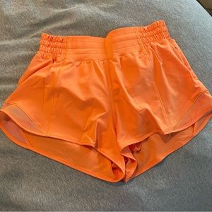 🧡Lululemon Hotty Hot High-Rise Lined Short 2.5” in Orange Soda🧡